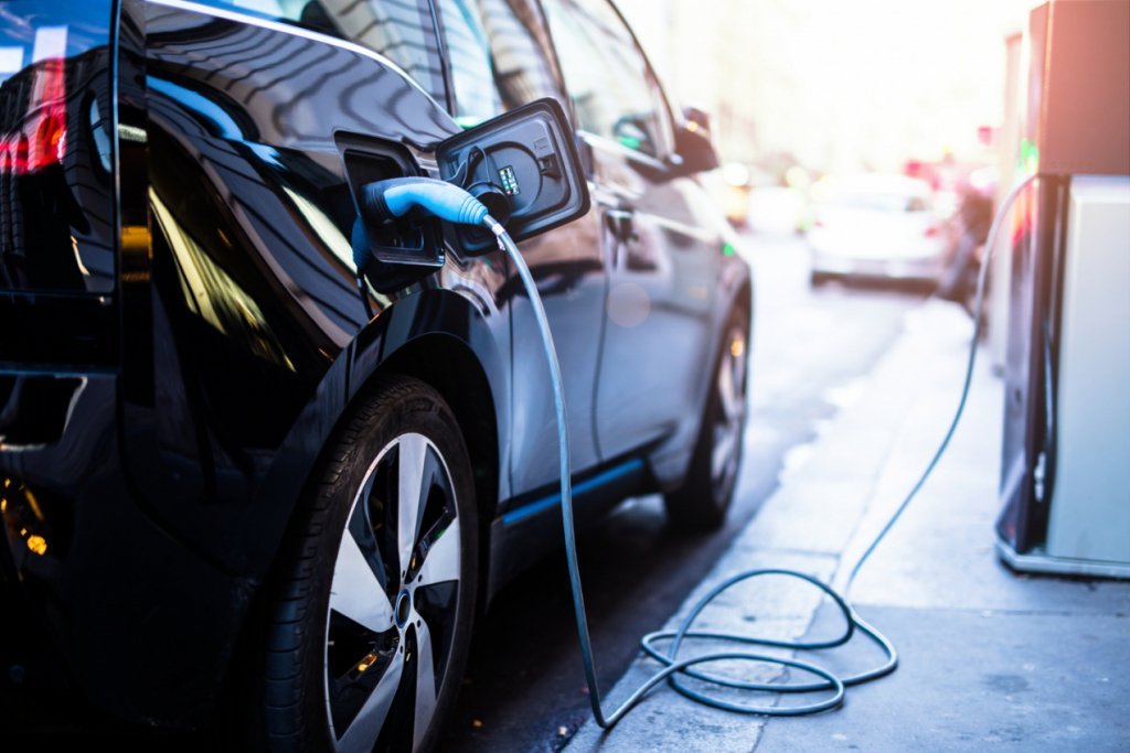 Samochody elektryczne –&nbsp;kompendium wiedzy