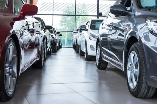 Samochody osobowe w leasingu stojące w salonie samochodowym