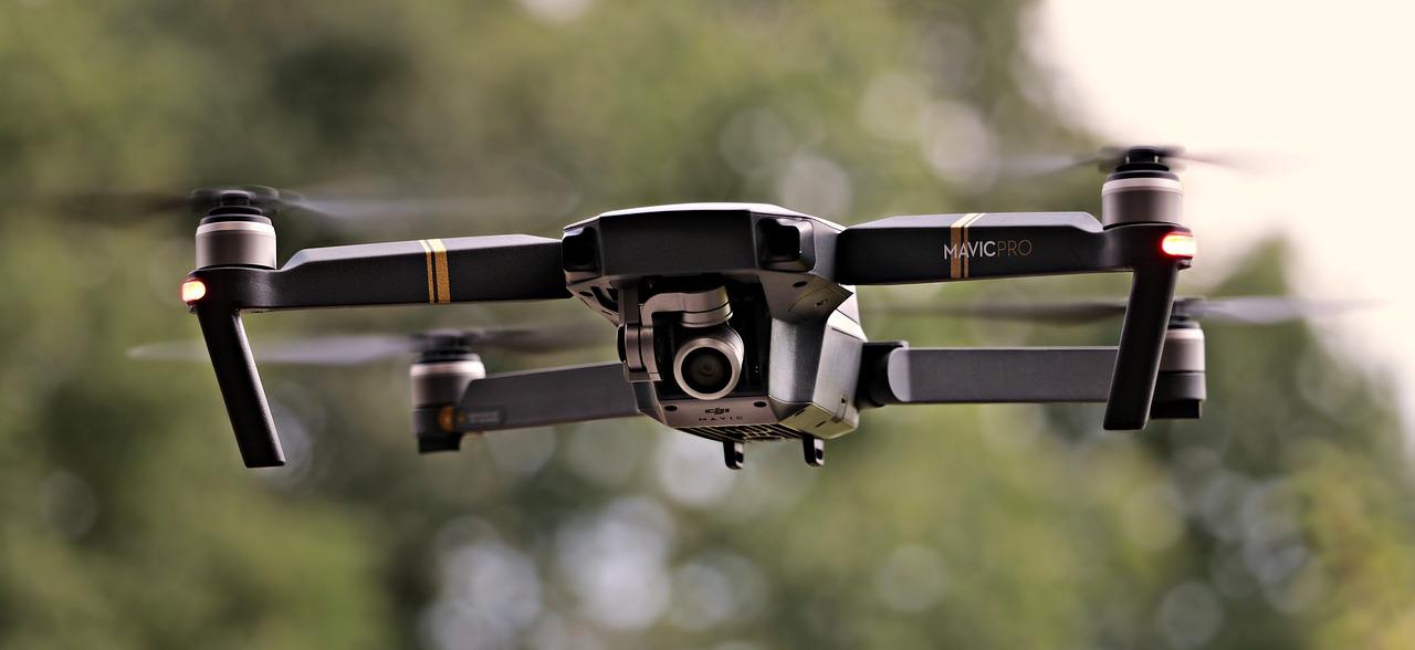 dron wyposażony w kamerę