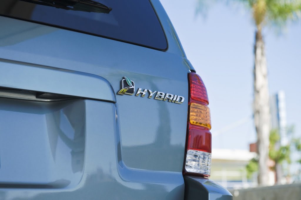Hybryda plug-in – co to jest i czym różni się od zwykłej hybrydy?