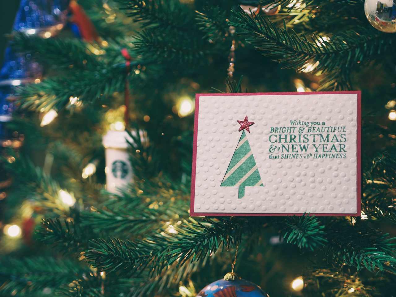 kartka z życzeniami świątecznymi na choince