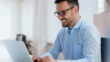 mezczycna-korzysta-z-e-faktury-na-laptopie