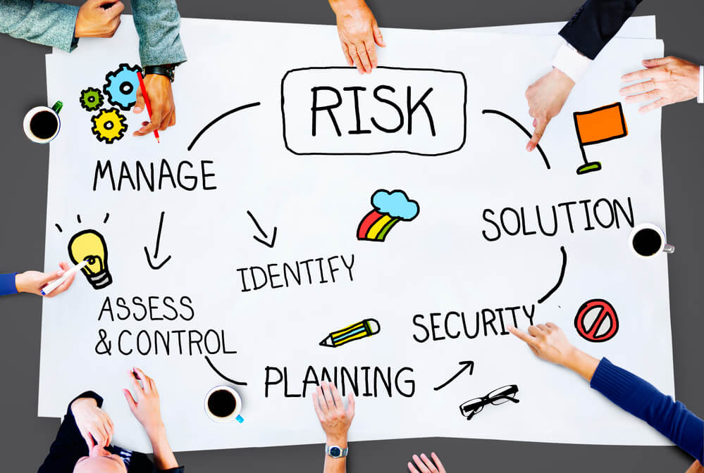 Przedsiębiorcy omawiają etapy zarządzania ryzykiem w firmie