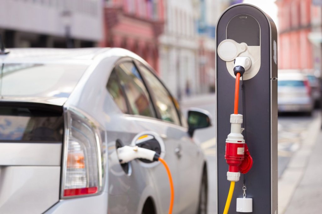 Ile jest samochodów elektrycznych w&nbsp;Polsce? Dane o&nbsp;popularności elektryków